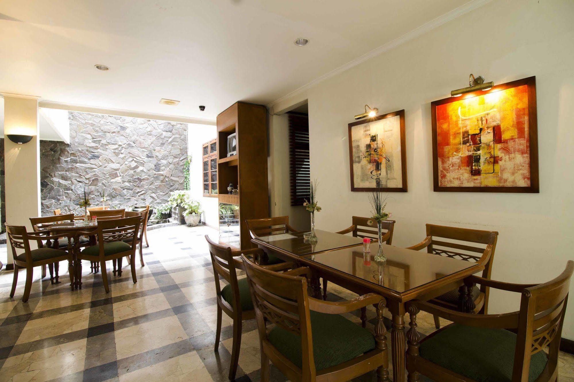 Reddoorz @ Dago Hotel Bandung Buitenkant foto