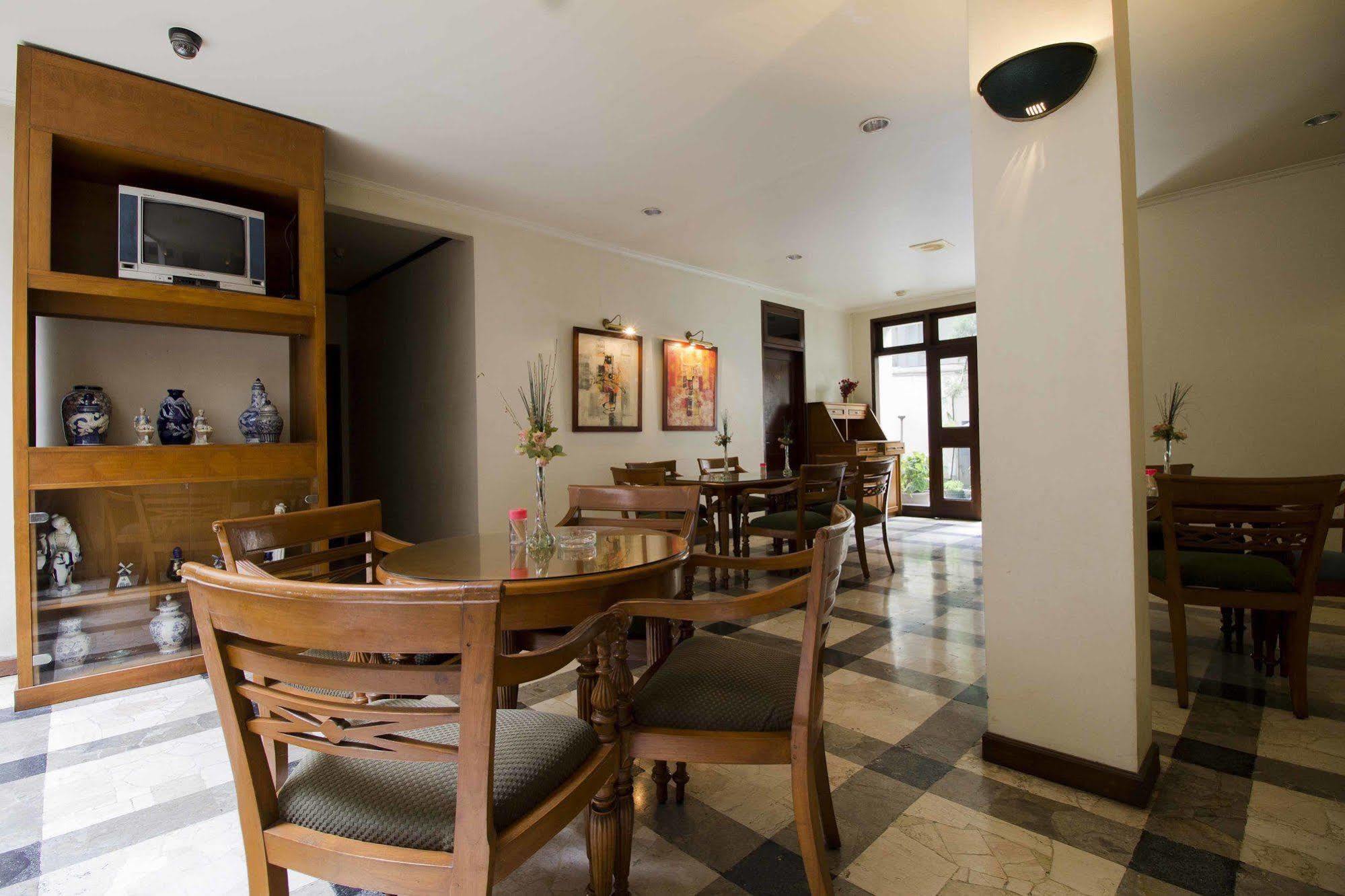 Reddoorz @ Dago Hotel Bandung Buitenkant foto