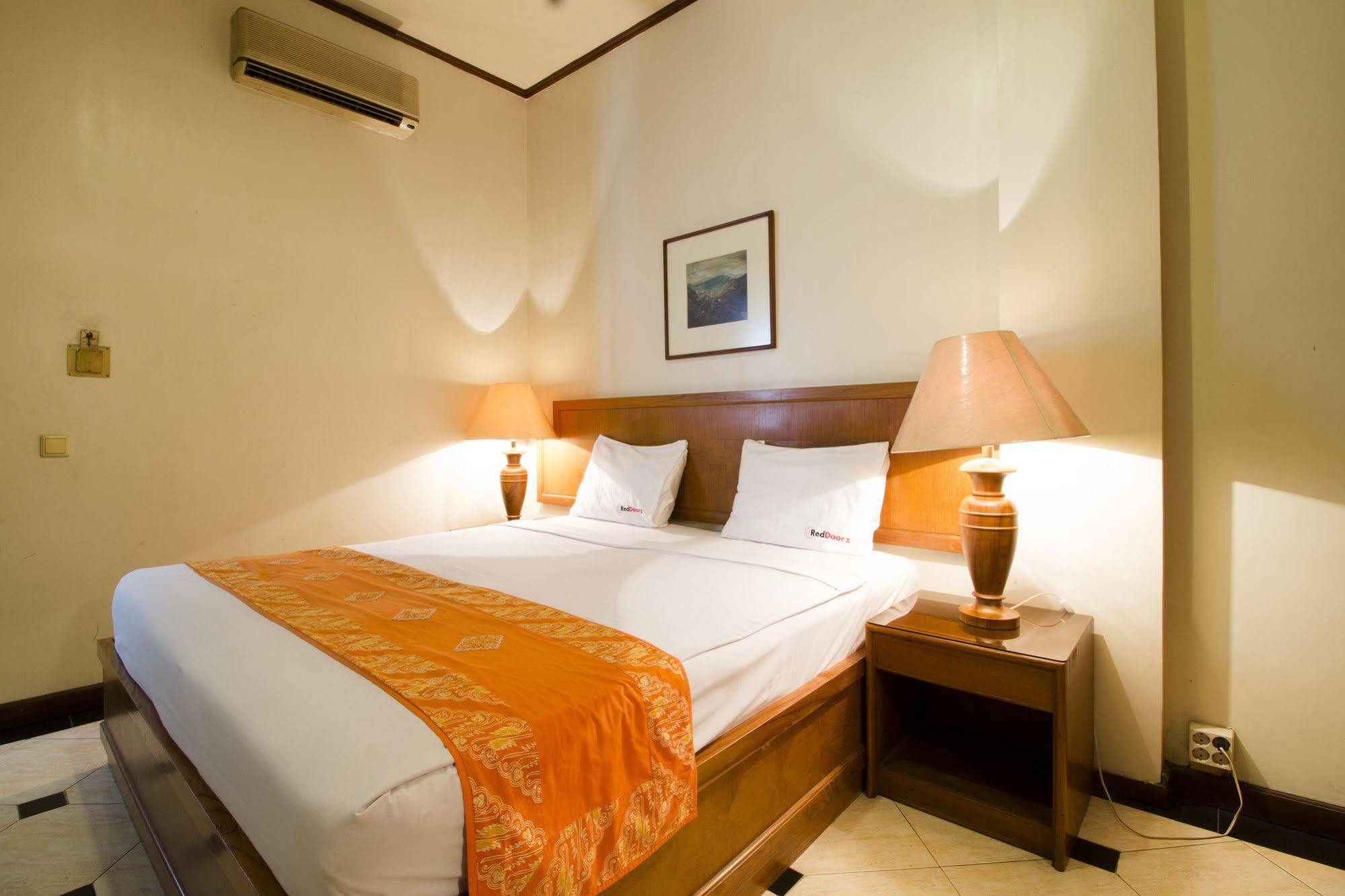 Reddoorz @ Dago Hotel Bandung Buitenkant foto